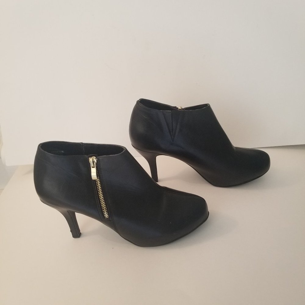 Madden Girl Ginger Black Leather Ankle Boots (size 10)